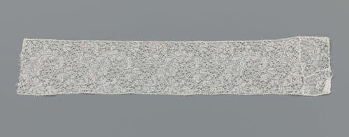 Strook kloskant met hangend blad en grote spinnen by anonymous