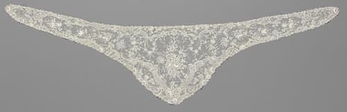 Fichu van naaldkant met V-vormige slinger by anonymous