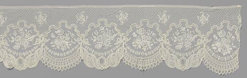 Strook van applicatiekant met bijou op de slingers voor een crinoline-japon by anonymous