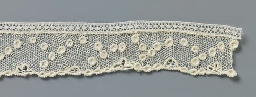 Strook naaldkant met moesjesmotieven by anonymous