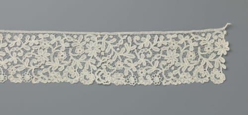 Strook kloskant met veelsoortige bloemen by anonymous
