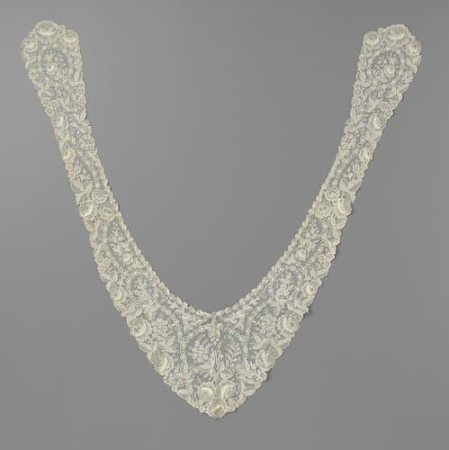Shawlkraag van naaldkant met schakelketting by anonymous