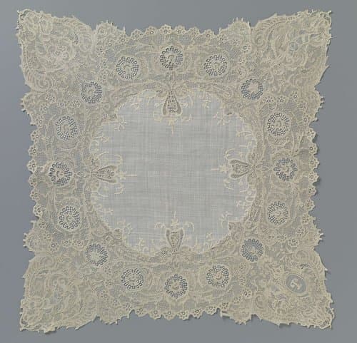 Zakdoek met een rand van naaldkant met amoretten by anonymous