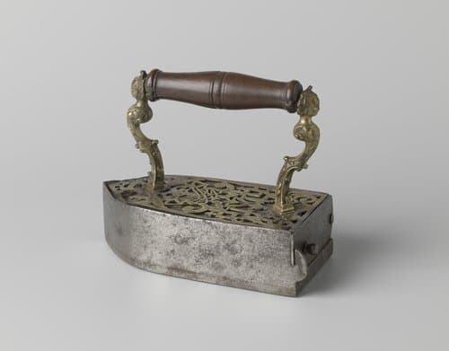 Strijkijzer met staanders handgreep in de vorm van vrouwelijke hermen by anonymous
