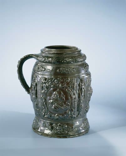 Bierpul met portretten, krulwerk en bladmotieven by anonymous