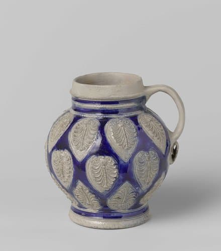 Kruik met medaillons in de vorm van bladeren by anonymous