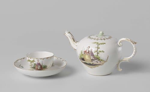 Theepot, beschilderd met figuren in landschappen. Onderdeel van een servies by Weesper porseleinfabriek