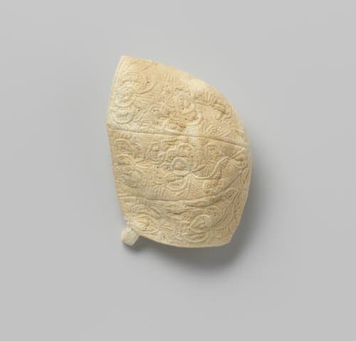 Kindermuts van linnen, met Zaans stikwerk by anonymous