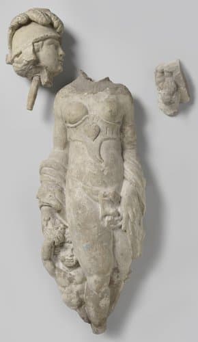 Vrouwenfiguur, naakt, met afgebroken gehelmd hoofd. by Unknown Artist