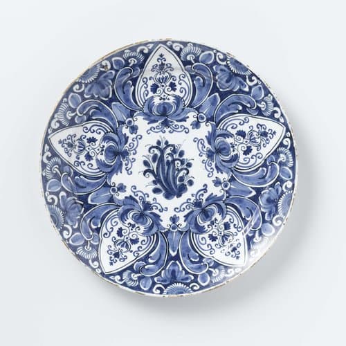 Bord van faïence by De Grieksche A