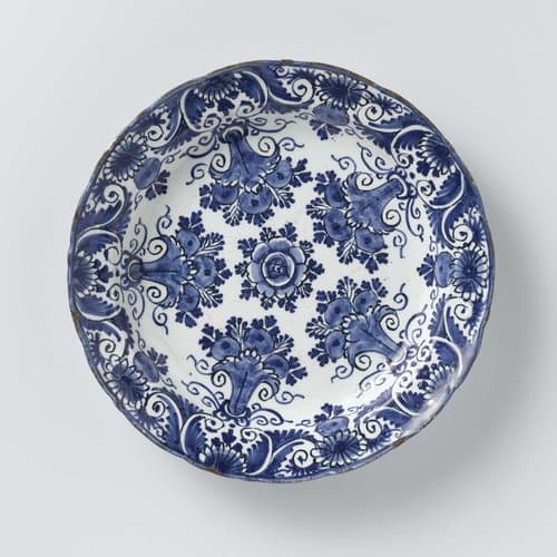 Rond bord van blauw beschilderde faïence by anonymous