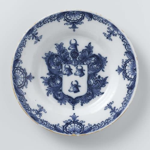 Bord, beschilderd met het familiewapen Oskamp (?)