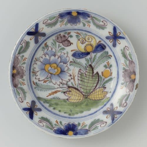 Rond bord van veelkleurig beschilderde faïence by anonymous