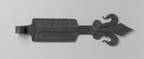 Deurhanger met leliemotief by Unknown Artist