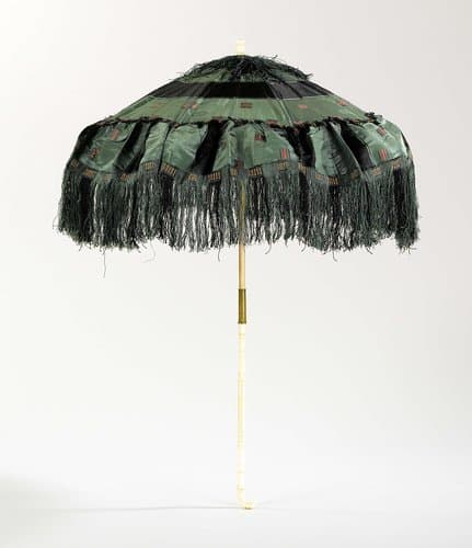 Rijtuigparasol met dek van groene zijde met een zwarte streep, waarop losse ingeweven gestreepte vlakken, op een stok van in reliëfgesneden been by anonymous