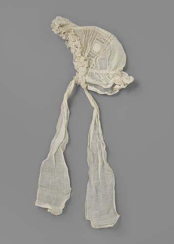 Muts van glasbatist met borduursel by anonymous