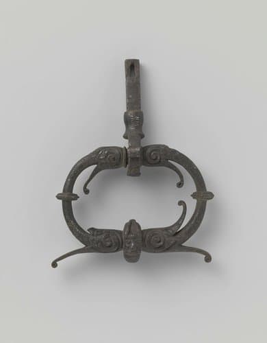 Deurklopper met draakornament en twee mascarons. by Unknown Artist