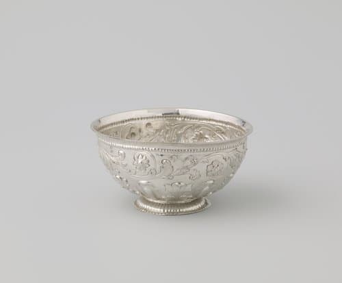 Roomkom van zilver met gedreven versiering van acanthusbladeren en bloemranken. In de bodem een penning van 1562 met op de voorzijde het borstbeeld van Viglius van Zuichem van Ayta by Hendrik Monsma