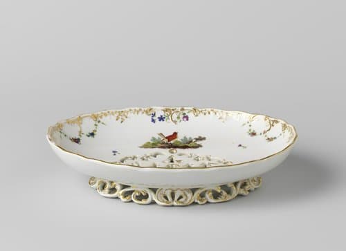 Vruchtenschaal, beschilderd met bladranken en bloemguirlandes by Manufacture Oud-Loosdrecht