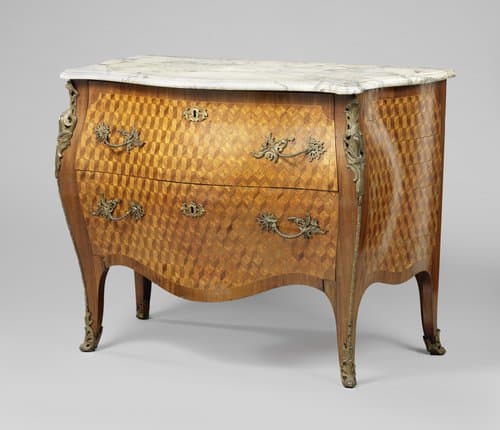 Commode, versierd met marqueterie en met gebuikt front met twee laden, tussen twee gestrekt S-vormige overhoeks geplaatste poten. Beslag met rocaillemotieven by anonymous