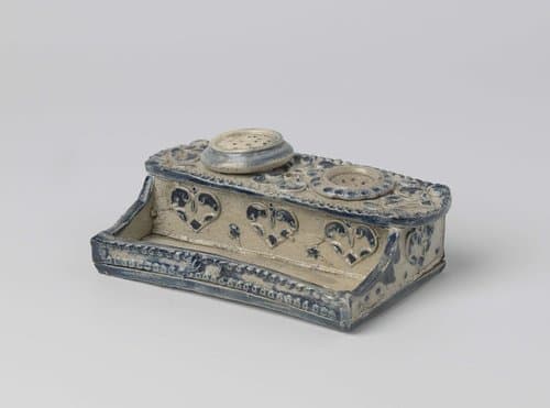 Ink stand met heart shapes and leaves by anonymous