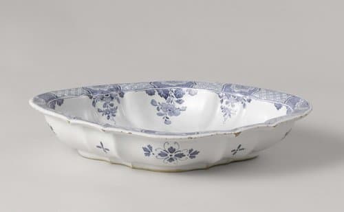 Slakom, beschilderd in blauw met twee spelende kinderen bij een ruïne.