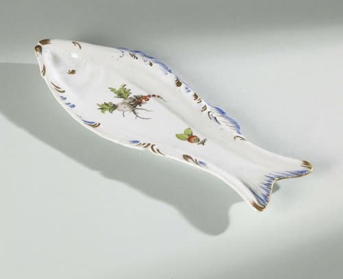 Haringschaal, beschilderd met radijzen en vruchten by Manufacture Oud-Loosdrecht