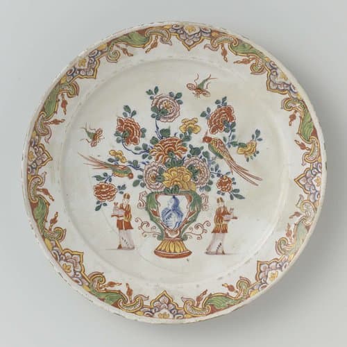 Bord van veelkleurig beschilderde faïence by anonymous