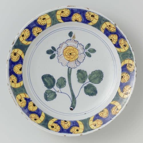 Schotel van veelkleurig beschilderde faïence by anonymous