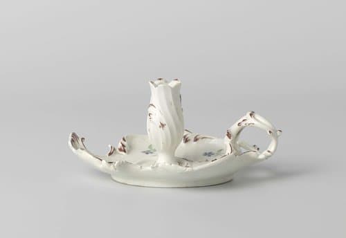 Blaker, bladvormig met in roodbruin beschilderde rocailles in reliëf en veelkleurige korenbloemen by Manufacture Oud-Loosdrecht