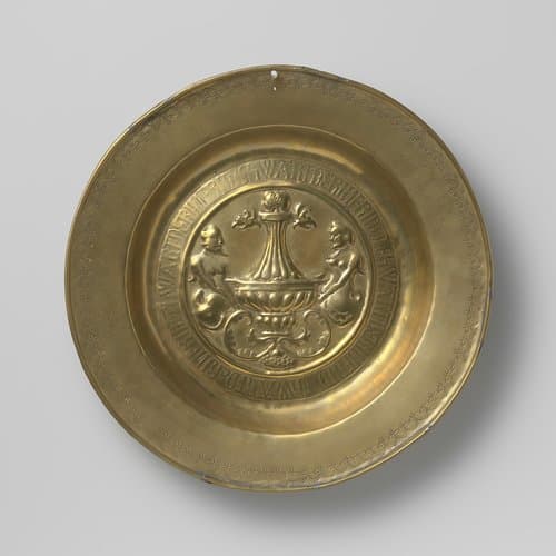 Schotel met renaissancevaas opgehouden door hermen by anonymous