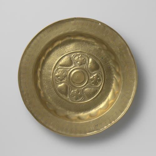Schotel met druiventrossen en wingerdbladeren by anonymous