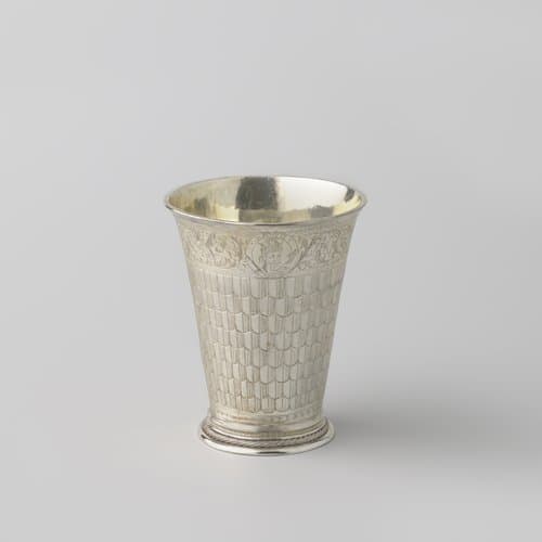 Beker met rand van bloem- en bladranken by anonymous