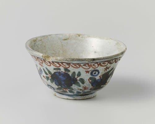 Kop van faïence beschilderd met bloemen en vogels by anonymous