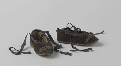 Schoen van zwart fluweel by anonymous