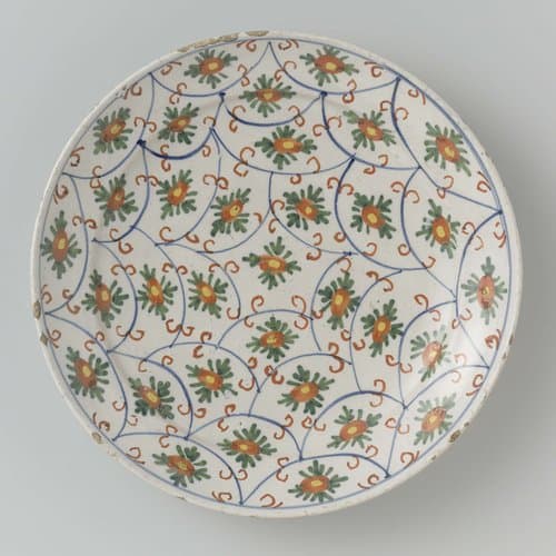 Bord van veelkleurig beschilderde faïence by anonymous