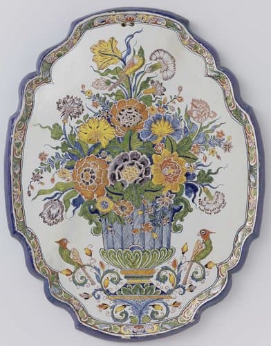 Plaat, ovaal met uitgeschulpte rand, veelkleurig beschilderd met een vaas met bloemen by anonymous