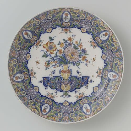 Schotel beschilderd met vaas met bloemen en Lambrequinrand by anonymous