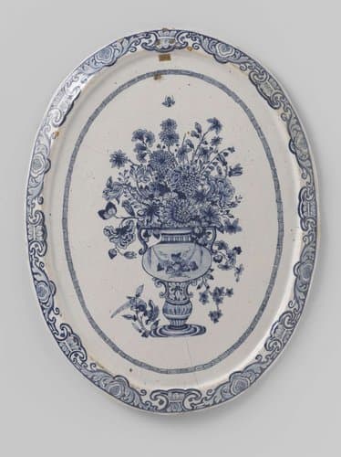Plaat, ovaal, in blauw beschilderd met een bloemenvaas by anonymous