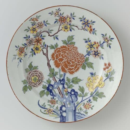 Schotel, veelkleurig beschilderd met Chinees bloemornament by anonymous