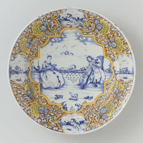 Schotel van veelkleurig beschilderde faïence by anonymous
