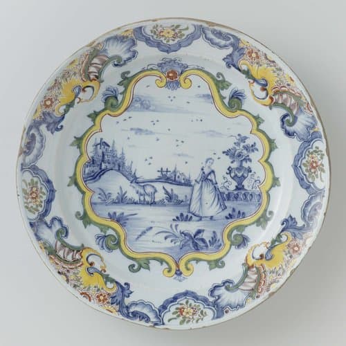 Schotel van veelkleurig beschilderde faïence by anonymous