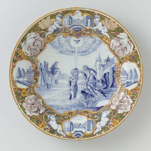 Schotel van veelkleurig beschilderde faïence by anonymous