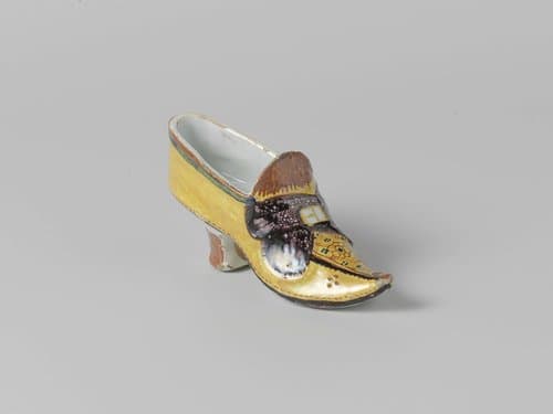 Gele schoen met paarse strik van faïence by anonymous