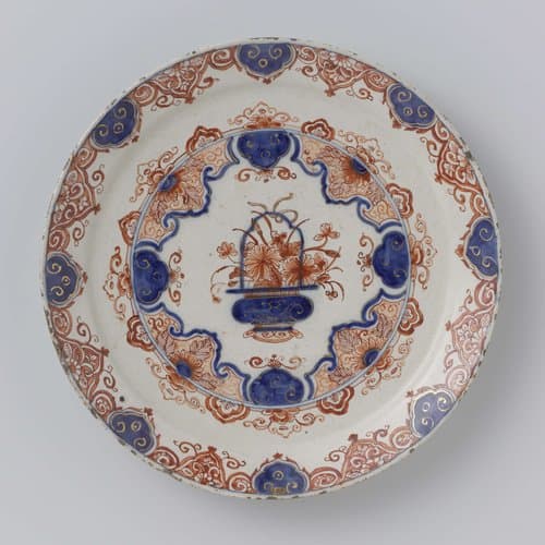 Bord van faïence met bloemenvaas by De Grieksche A