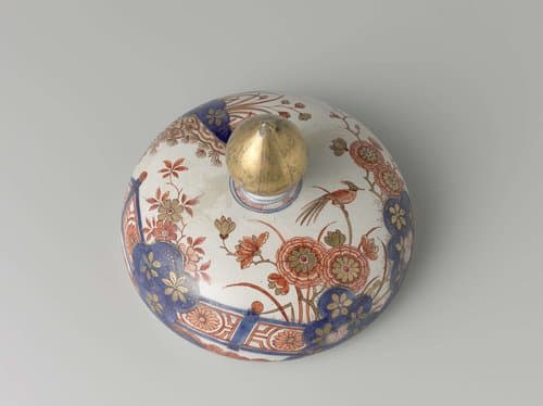 Veelkleurig beschilderde deksel van faïence by anonymous