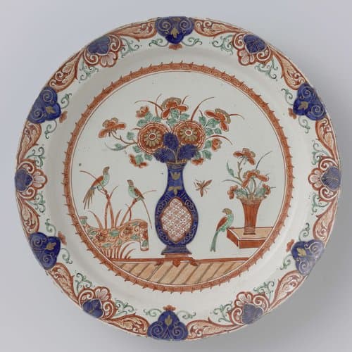 Schotel van faïence met bloemenvaas en vogels by De Grieksche A