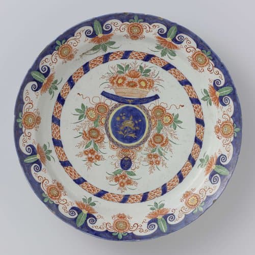 Schotel van faïence met bloemdecoraties by anonymous