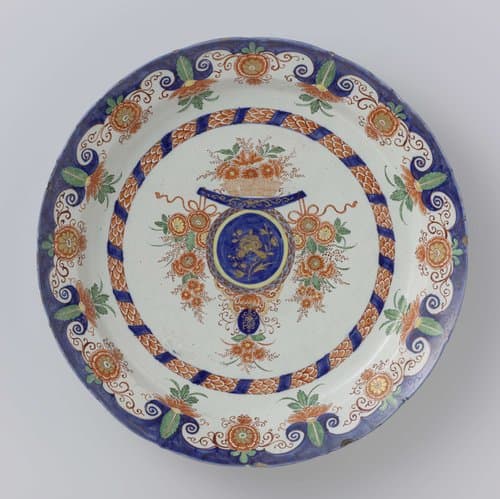 Schotel van faïence met bloemdecoraties by anonymous