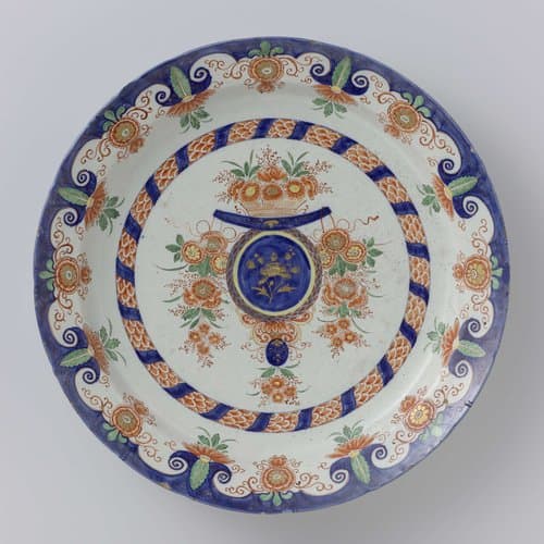 Schotel van faïence met bloemdecoraties by anonymous